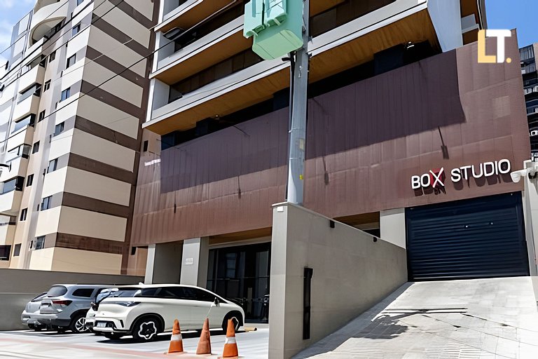 Box 713 | Piscina | Academia | 300m do mar